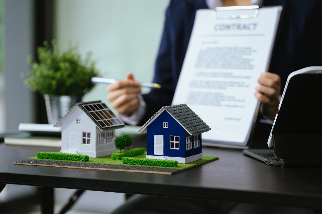 Real estate agent explain solar panel contract in home sale